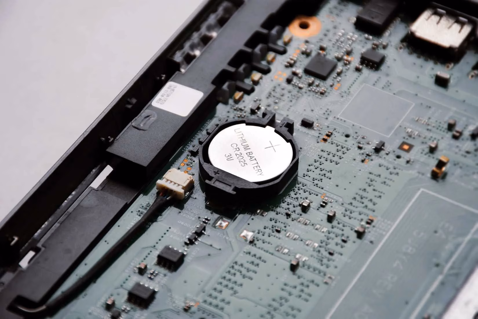 the-unsung-hero-demystifying-your-motherboard-s-cmos-battery-in-2026-image-1