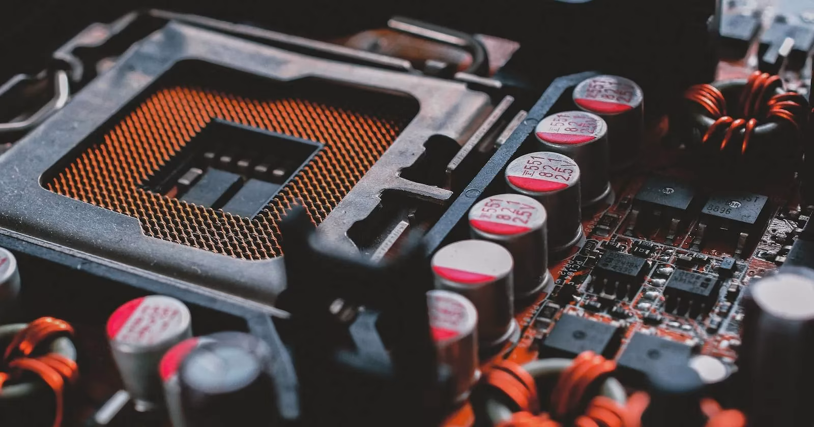 why-your-motherboard-has-two-cpu-power-connectors-and-when-you-actually-need-them-image-0